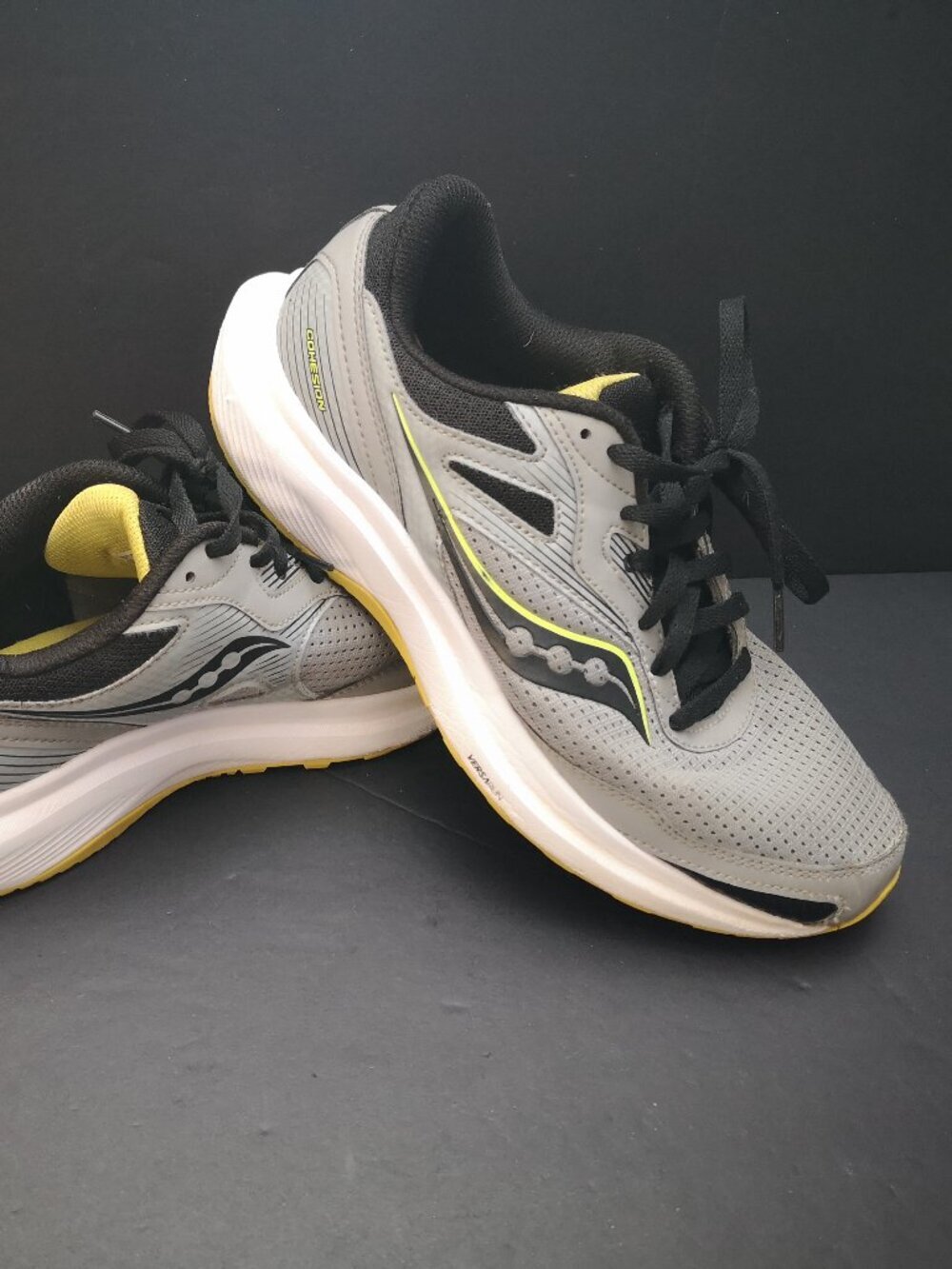 Saucony Cohesion Men's Size 8W Grey & Black Padded Heels Versa Run Sneakers